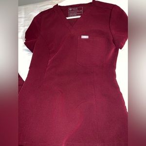 FIGS BURGUNDY SCRUB TOP